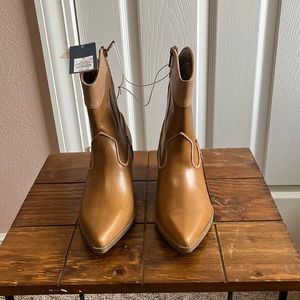 Universal thread Shana boots